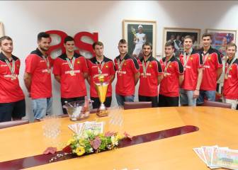 Los júniors de oro de balonmano visitan la redacción del Diario AS