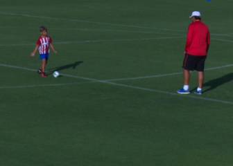 El Mono Burgos cuida así del hijo de Augusto... ¡vaya canguro!
