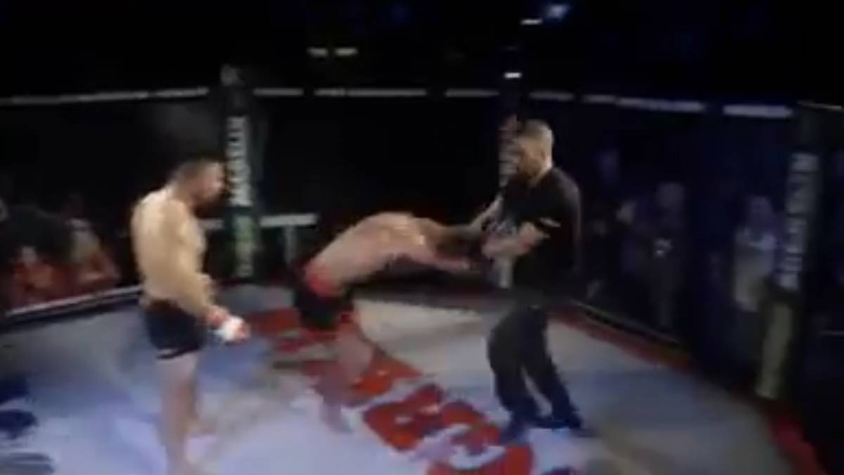 Vídeo Un árbitro pone en riesgo la vida de un luchador de MMA y éste