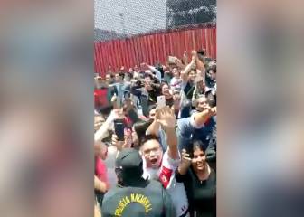 Cientos de hinchas despiden a la selección de Perú: ¡una locura!