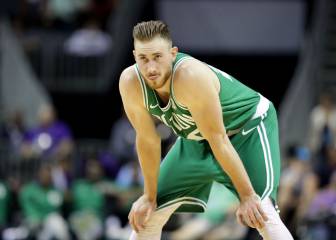 Hayward injury overshadows Cavs opening win
