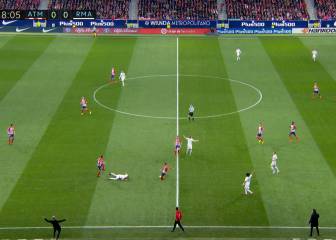 El pelotazo de Correa a la cabeza de Benzema en el suelo