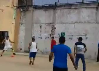 Teo Gutiérrez comparte y juega con presos en Barranquilla