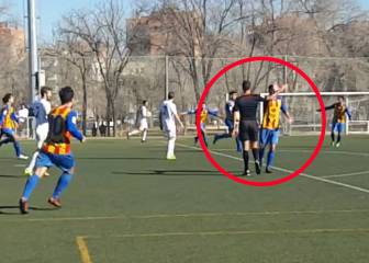 Polémica en 3ª: el árbitro da gol...¡y choca la mano con un jugador!
