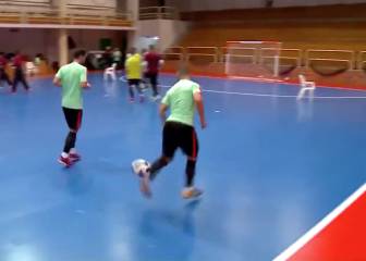 Otra barbaridad de Ricardinho: así pasó el balón sin mirar