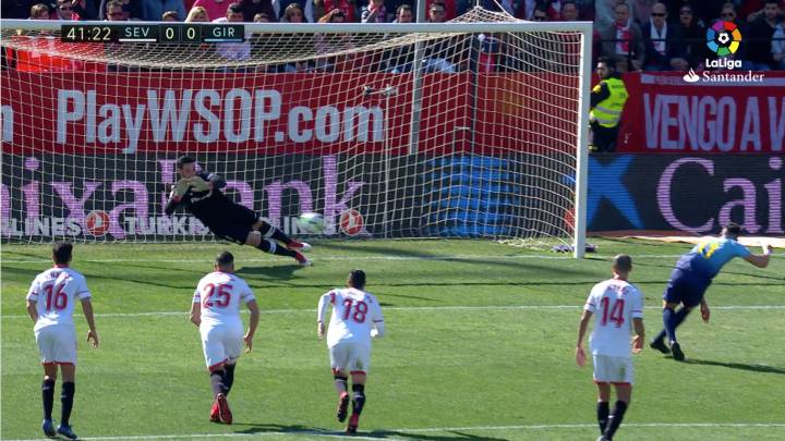 Sergio Rico, como su himno, nunca se rinde: un penalti y 4 paradones top