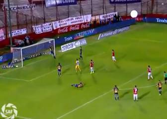 ¡Compañero de Parot imitó a Luis Suárez con atajada que salvó a su equipo!