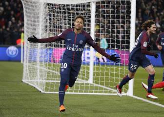 El gol de Neymar solo dentro del área con ayuda del rival