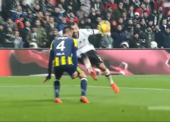 ¡Impresionante gol de Quaresma ante la marca de Isla!