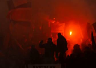 Con banderas y bengalas, PSG motiva a sus hinchas