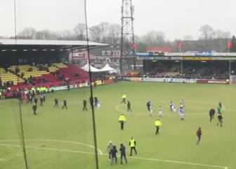 Aficionados del Go Ahead Eagles atacan a los jugadores de De Graafschapp