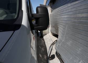 Estrellan un coche en la tienda del Wanda y la desvalijan