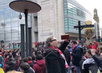Cientos de aficionados del Sevilla cantan por la calles de Manchester