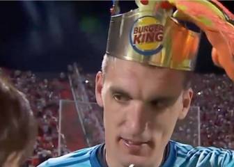Armani, MVP y premiado con una corona de Burger King