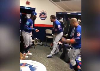 Adrián González enseña a bailar a sus compañeros de equipo