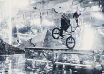 BMX en Mirror Park, un increíble skatepark cubierto de espejos