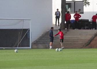 Intensa charla entre Parejo y Marcelino en el entrenamiento