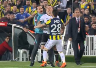 Foul y simulación: el entrevero de Medel en el clásico turco