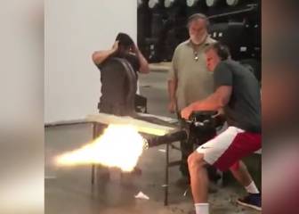 Rob Gronkowski se divierte con una Minigun