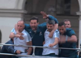 Buffon, incontenible en la fiesta y la rua de la Juve por el título