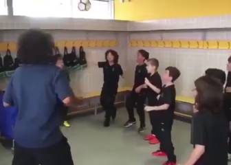 Marcelo hace el reto de los toques de cabeza con el equipo de su hijo... ¡y se vuelve loco!