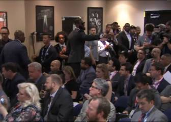 LeBron se va de la rueda de prensa por las preguntas de un periodista