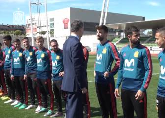 El excepcional gesto del Rey con Piqué en el pasamanos