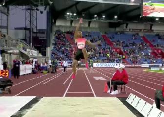 ¡Ha vuelto! Saltó más que el foso y ahora bate un récord de Carl Lewis