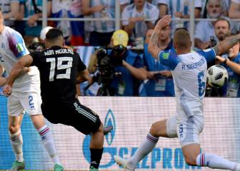 Media vuelta y a la escuadra: Agüero tiene un máster en esto
