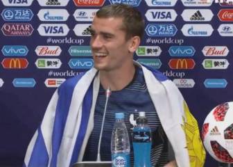 Griezmann dio conferencia de prensa con la bandera uruguaya