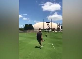 Phil Dawson patea un impresionante gol de campo de 67 yardas