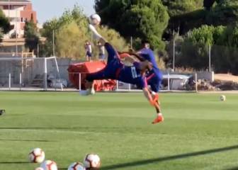 Oblak with his best impression of Cristiano Ronaldo's chilena
