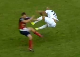 Descalificador: en un partido de fútbol lanza una patada de WWE