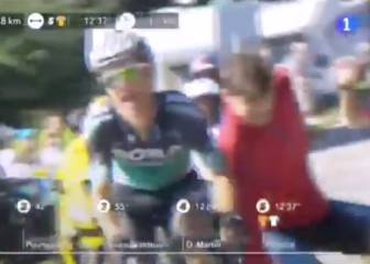 Vuelve y juega: un aficionado casi provoca una caída en el Tour