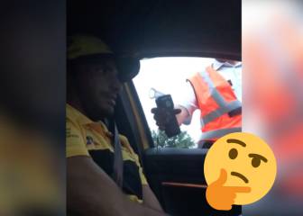 El colmo de los controles de alcoholemia: Carlos Sainz saliendo de Spa... ¡Surrealista!