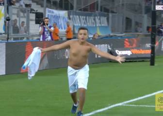 Niño hace el saque de honor, marca y celebra a lo crack