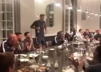 El divertido 'bautizo' al nuevo miembro del plantel de Francia