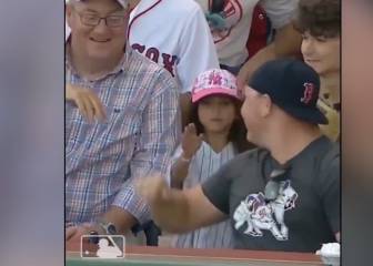 El bello gesto de una niña con un aficionado rival en la MLB