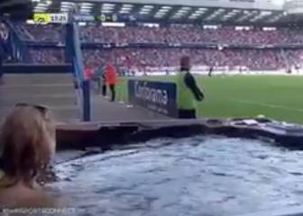 Ver para creer: dos fans del Caen ven el partido... ¡en un jacuzzi sobre el césped!