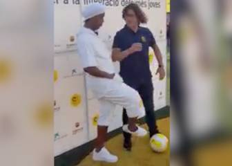 Hasta en las fotos, Ronaldinho le hace un túnel a Puyol