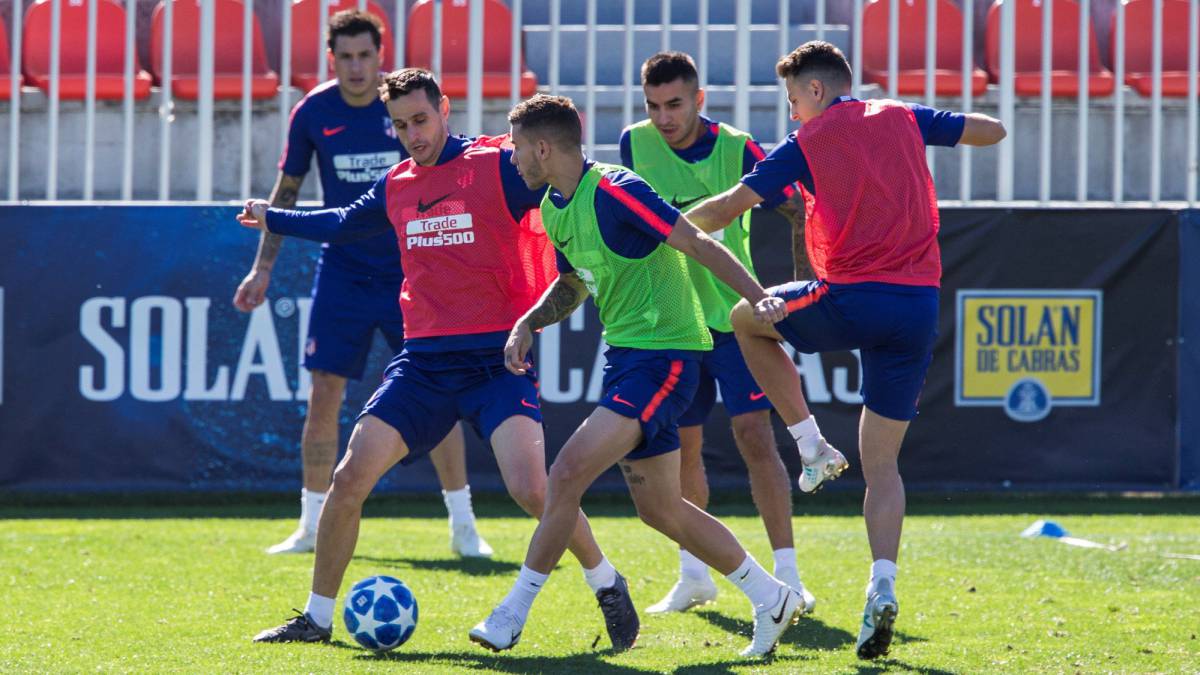 Simeone ensayó contra una defensa de tres centrales