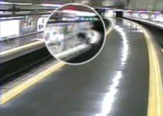 ¡Un hombre quedó colgando en el Metro y la Policía lo salva!