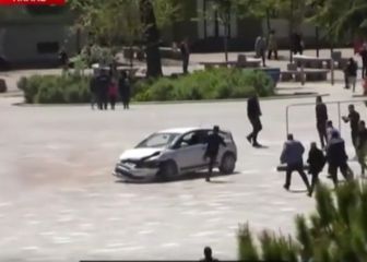 Frena a un conductor temerario con una patada voladora
