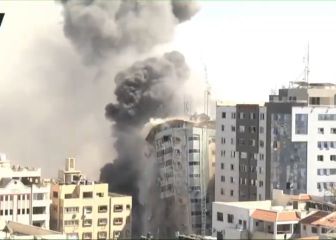 El momento en que el ataque aéreo israelí destruye y reduce el edificio de Al Jazeera en Gaza