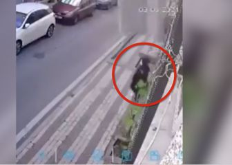 Mujer se salva por centímetros de ser aplastada por un sofá