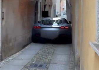 Un Ferrari Roma se queda atascado en calle estrecha