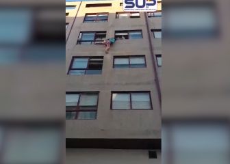 El momento en que la Policía rescata a una mujer a punto de lanzarse al vacío en Pontevedra