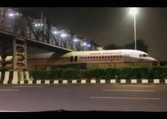 ¡Nadie sabe cómo pudo acabar ahí! Imperdible lo de este avión en la India