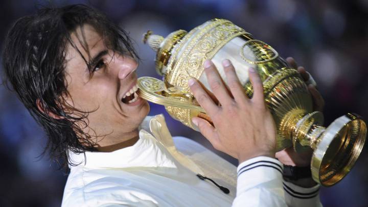 Nadal, mordiendo el trofeo de campeón de Wimbledon, el 6 de julio de 2008.