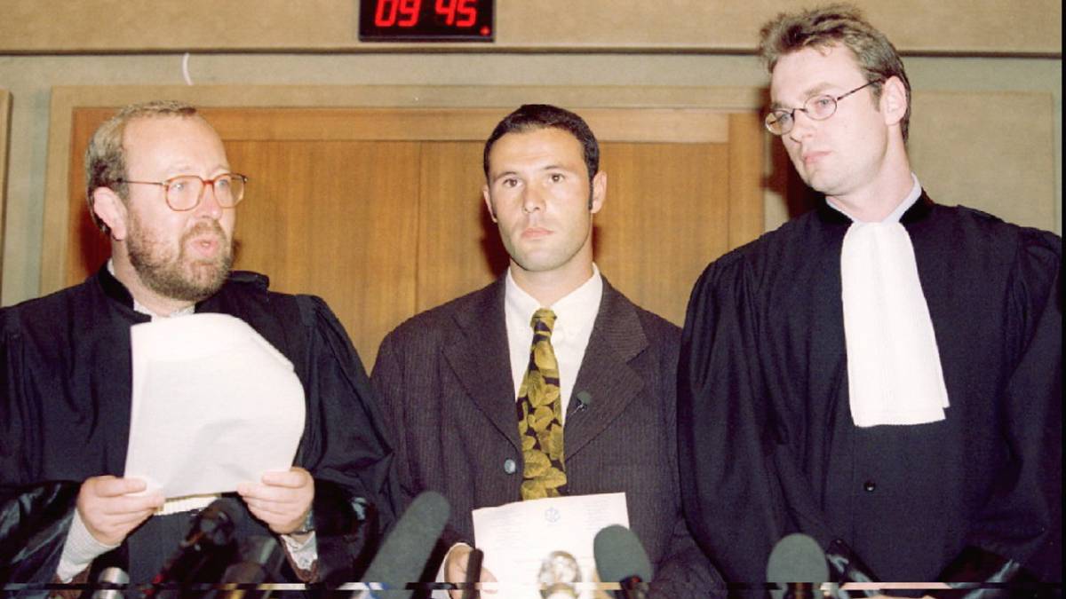 Jean Marc Bosman, centro, y sus abogados Luc Misson, izquierda y Jean-Louis Dupont, durante una conferencia de prensa en el Tribunal Europeo de Justicia de Luxemburgo.